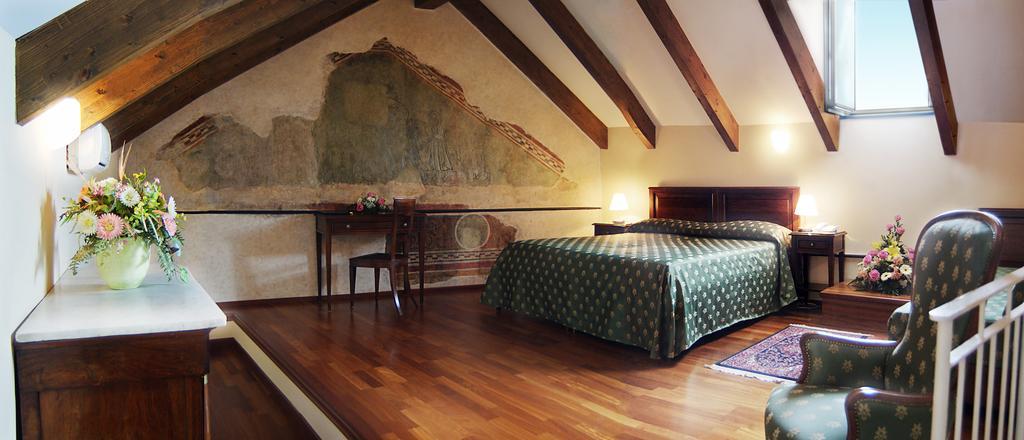 Palazzo Vescovile Hotel Ноли Номер фото