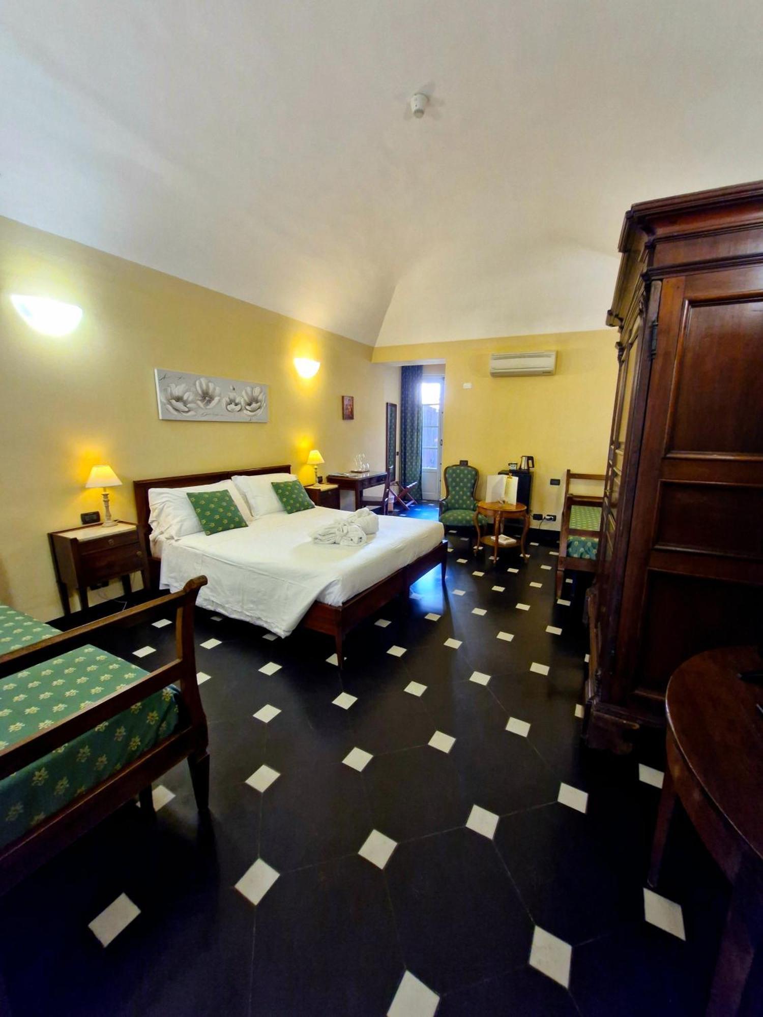 Palazzo Vescovile Hotel Ноли Экстерьер фото