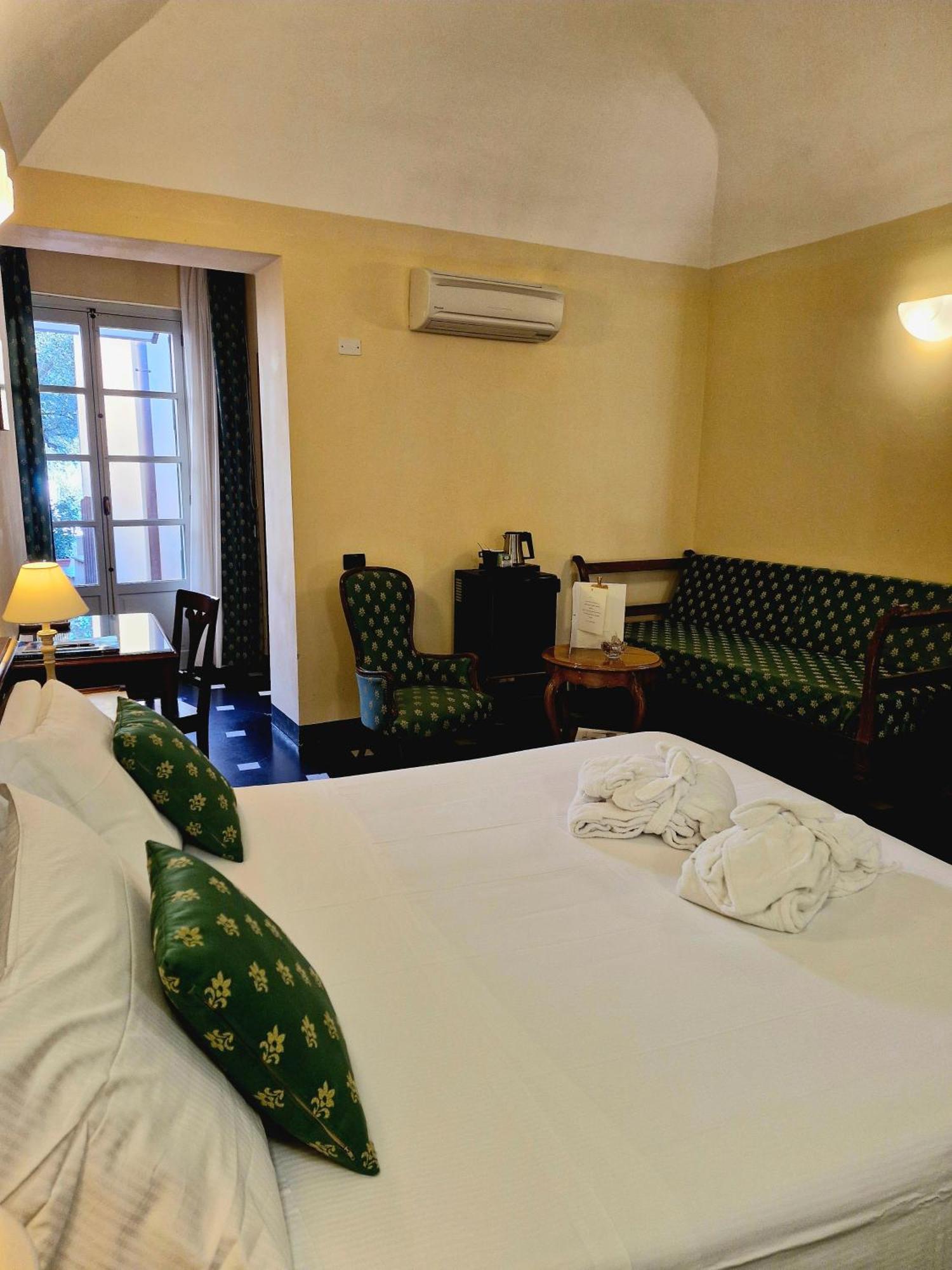 Palazzo Vescovile Hotel Ноли Экстерьер фото